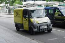 Am 18.07.2009 in Paris gesehen: ein Fahrzeug M - Mega. Wenn man der Aufschrift auf dem Fahrzeug Glauben schenken kann, dann ben�tigt man zum fahren dieses Fahrzeugs keinen F�hrerschein - zumindest in Frankreich.