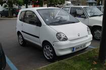 In Paimpol in der Bretagne sah ich am 21.07.2009 auf einem Parkplatz diesen Winzling von einem Pkw - ein AIXAM 400 Evolution, ausger�stet mit einem japanischen KUBOTA Dieselmotor.