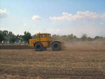 Kirovets K700A dreht gerade eine Runde auf dem Acker beim Rottelsdorfer Schleppertreffen 
