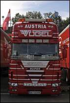 SCANIA TOPLINE 144L 530 der V�GEL Transporte aus Bludesch/Voralberg. Ausgestattet mit Leuchtschild und  Lampenb�gel . Auff�llig ist das \8/ LED-Leuchtschild, der Schriftzug AUSTRIA, der Steinschlagschutz, und der Text  \8/ SCANIA-POWER \8/ .