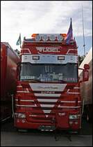 Portraitaufnahme dieses SCANIA TOPLINE R500 \8/ aus Lichtenstein. Die Chromsonnenblende ist nat�rlich Geschmackssache.