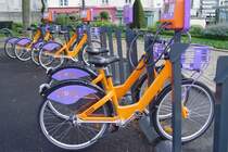 Nicht nur in Paris gibt es Stationen mit Leihfahrr�dern, auch in anderen St�dten Frankreichs, wie hier in Vannes in der Bretagne. Gesehen am 23.07.2009