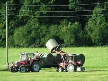 STEYR8080+MF240 sind mit der Heuballenernte besch�ftigt; 090816