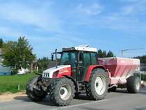 STEYR9094 ist mit einem Kalkstreuer am Weg zum Lagerhaus in 
Ried i.I.; 090819