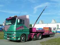 MAN_TGA480XL des Schaustellerunternehmen Rieger wurde soeben von seiner Fracht am Vergn�gungspark in Ried i.I. entladen; 090819