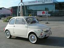 PUCH 500D Cabrio steht vor der neu errichteten Messehalle 18 in Ried i.I.; 090819