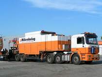 STEYR-MAN_26.414 wird gerade am Messegel�nde in Ried i.I. mit Fl�ssigasphalt betankt;090819