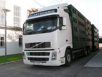 VOLVO,FH12-430 steht abfahrtbereit vor den Toren des Fleckviehzuchtverbandes in Ried i.I.; 090819