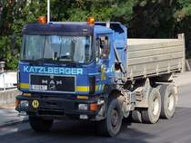 MAN_33.422 am Weg zu einer Baustelle, um Aushubmaterial aufzunehmen; 090817