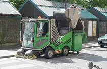 Am 14.07.2009 bei der Madeleine in Paris gesehen. Diese Strassenkehrmaschine, die den aufgenommenen Unrat sofort in einen M�llcontainer entleert