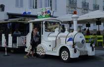 Am 23.07.2009 war diese 3-achsige Strassen-Eisenbahn in der bretonischen Stadt Vannes zu sehen, hier an ihrer Endhaltestelle am kleinen Jachthafen.