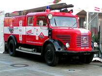 ehemaliger Feuerwehrwagen, Steyr480 darf nur noch fr Showzwecke verwendet werden, und wird mittels LKW von Einsatz zu Einsatz gekarrt. Hier bei der  Programm-Feuer-Tour  der Fernsehsender PRO7,SAT1,KABEL1-Austria am Hauptplatz RIED i.I. 061007
