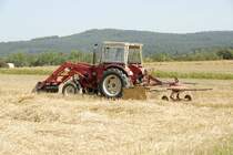 IHC mit Frontladerschaufel und angeh�ngtem Wender hat Wochenende, gesehen in Fulda-Dietershan im August 2009