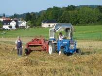 Ford 3000 mit MF-Ballenpresse unterwegs auf einem Feld in 36100 Petersberg-Marbach im August 2009