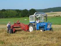 Ford 3000 mit MF-Ballenpresse unterwegs auf einem Feld in 36100 Petersberg-Marbach im August 2009