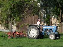 FORD-4000 ist in einem gr��eren Garten in Ried mit einem Kreiselheuer zugegen; 090818
