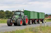Fendt 818 mit 2 H�ngern auf dem Weg nach Hause, Voreifel 12.08.2009