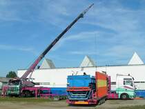 MB3234AutoKran entl�dt einen MAN-Sattelauflieger, und montiert diese Teile zur Wasserrutsche  Aqua-Valley  am Vergn�gungspark in Ried i.I.; 090819