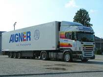 SCANIA-R420 der Fa. Aigner aus Haag/Hausruck richtet sich zur �bernachtung am Messegel�nde in Ried i.I. ein; 090805