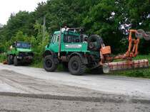 Unimog mit dem Stra�enhobel und sein Bruder mit einer R�ttelplatte am Heck bei der Wegesanierung in Stralsund/Andershof am 16.06.09