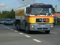 MAN-Tanklaster am 06.August 2009 beim �berqueren einer Kreuzung bei Bergen/R�gen.