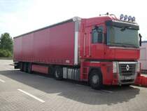 Renault-Sattelzug warten am 09.August 2009 im Fhrhafen Sassnitz-Mukran.