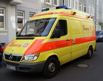 MB Sprinter RTW der Johanniter bei einem Einsatz in Magdeburg Stadtfeld in der N�he des Schellheimerplatzes. Fotografiert am 15.08.2009.