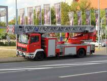 Eine Drehleiter der Magdeburger Feuerwehr an der Einfahrt zur Tiefgarage/ Parkhaus des Allee-Centers. Dort gab es wohl einen PKW-Brand, fotografiert am 22.08.2009.