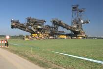 Ein Koloss auf Reisen. Absetzer 756 zusammen mit seinen stndigen Begleiter Bandschleifwagen 946 (Hersteller Demag/Lauchhammer Bauj.1977)von RWE-Power warten am 24.08.2009 in der Nhe der A61 bei Bergheim auf weiterfahrt zum Braunkohletagebau Hambach. (berquert die A61 an spten Abend des 29.08.2009) 