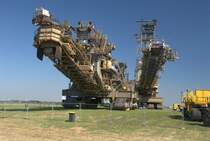 Ein Koloss auf Reisen Absetzer 756 zusammen mit seinen st�ndigen Begleiter Bandschleifwagen 946 (H�chsgeschwindigkeit max:9m/min)von RWE-Power warten am 24.08.2009 in der N�he der A61 bei Bergheim auf weiterfahrt zum Tagebau Hambach.