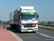 Mercedes-Benz Actros 2540 LKW der Firma RHENUS Logistics f�hrt am 24.August.2009 �ber eine Br�cke Richtung Hafengebiet!