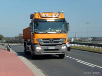 Mercedes-Benz Actros LKW fhrt am 24.August.2009 ber eine Brcke Richtung Hafengebiet!