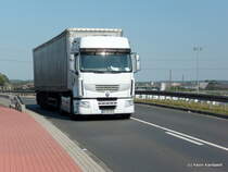 Renault LKW fhrt am 24.August.2009 ber eine Brcke Richtung Hafengebiet!