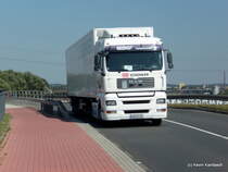 MAN LKW der Firma peelen Transporte GmbH (DB Schenker Fhrerhaus) fhrt am 24.August.2009 ber eine Brcke Richtung Hafengebiet!