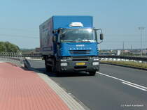 Iveco Stralis LKW f�hrt am 24.August.2009 �ber eine Br�cke Richtung Hafengebiet!
