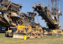 Mehrere Caterpilar-Raupen und Radlader (als Begleitung von Absetzer 756 und Bandschleifwagen 946 von RWE-Power) warten am 20.08 2009 in der N�he
der A61 bei Bergheim auf Weiterfahrt zum Braunkohletagebau Hambach