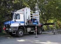 MB Actros 1944 der Bundespolizei mit kurzer Ladepritsche und Palfinger-Kran, gesehen am 23.08.2009 in Jena