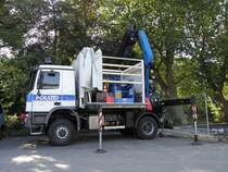 MB Actros 1944 der Bundespolizei mit kurzer Ladepritsche und Palfinger-Kran, gesehen am 23.08.2009 in Jena