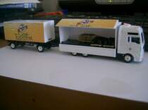 Umgebauter Werbe-Lkw - beladen mit selbst gedrechselten Keck-Bierf�ssern und Palette mit Biertischgarnituren
Beklebt mit der Werbung der regionalen Brauerei!