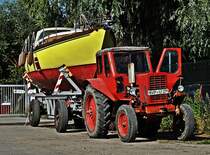 Belarus MTS 50 als Bootsschlepper auf dem D�nholm am 20.08.09