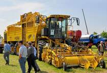 ROPA Euro Tiger (ein  Riesenger�t ), R�benerntefahrzeug, 10.05.2009 in Odendorf. 