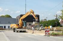 Dieser Liebherr Radbagger hilft in Uhingen beim Bau der Park&Ride-Parkpltze. Das Bild entstand am 25.8.2009. Leider habe ich vergessen, mir den Typ zu merken. Falls es jemand wei, kann er es gerne dazuschreiben.