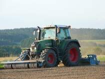 Fendt 412 Vario TMS bei der Bodenbearbeitung f�r die Herbstaussaat 2009, gesehen in 36100 Petersberg-Marbach am 26.08.2009
