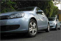 Der Golf VI und der Seat im Hintergrund wurden vom selben Designer gestaltet. Von Walter Maria de’Silva wurden auch die Alfa 156 und 147 sowie der Audi A5 gestaltet. (Jonas)