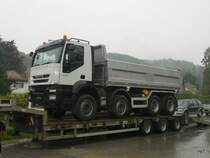 IVECO 450 auf Tieflader in Bren an der Aare bei Strmenden Regen am 08.08.2009