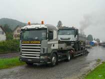Affolter Transport Sch�pfen - Scania 124C 420  BE 463260 mit beladenem Tiefg�nger mit einem IVECO 450 in B�ren an der Aare bei Str�mendem Regen am 08.08.2009
