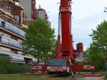 Hier ist ein 8-achser 500to Mobilkran der Firma Colonia aus Kln vor dem Aachener Klinikum zu sehen.