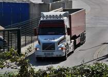 die Mulde ist leer, auf zur nchsten Fuhre Getreide,
ein Volvo-Hauber NH 12 verlt gerade den Stralsunder Sdhafen am 24.08.09