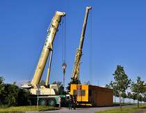 zwei Liebherr-Krane der Firma  H.+N. Krane  bei der Demontage einer Mischanlage in Stralsund/L�dershagen am Abend des 28.05.09