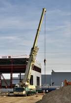 Liebherr-Kran der Firma  H.+N. Krane  bei Kranarbeiten im neuen Industriegebiet am Holzhafen in Stralsund am 24.08.09